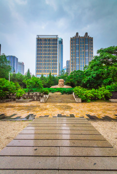 雨中的李大钊像