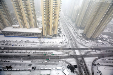 雪中的城市道路