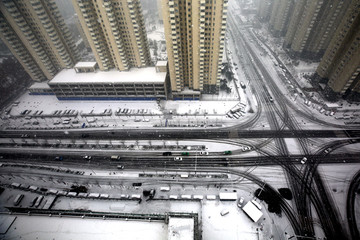 雪中的城市道路