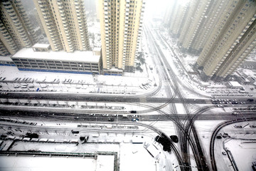 雪中的城市道路