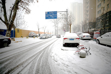 雪中的城市道路