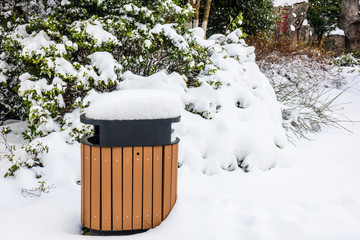 园林垃圾桶雪景