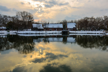 小湖雪景