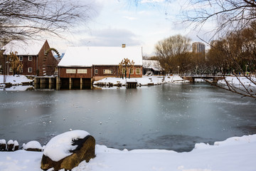 小湖雪景