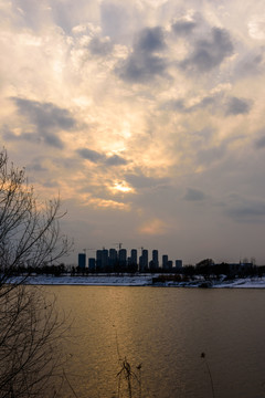 滨江雪景