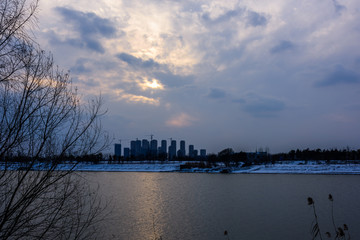 滨江雪景