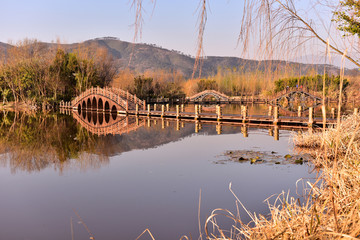 栈道 湖泊 拱桥