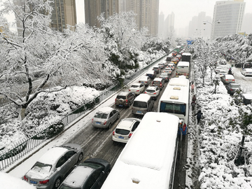 雪天拥堵