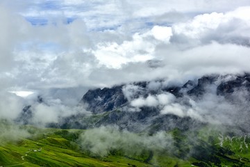 高山草原云雾