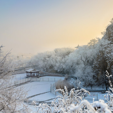 雪中的凉亭