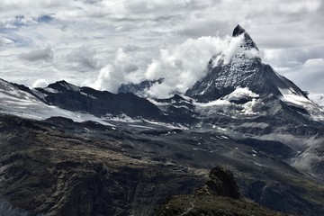 云中山峰