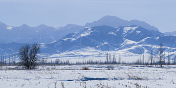 雪山脚下