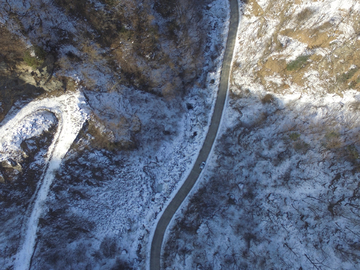 航拍雪山公路 雪山 公路 通村