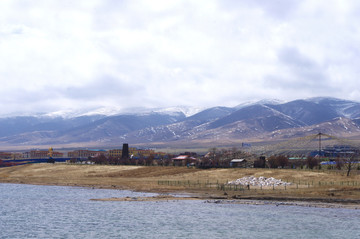 雪山湖泊