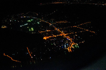 飞机上鸟瞰城市夜景