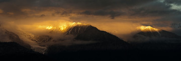 朝阳下的梅里雪山之日照金山