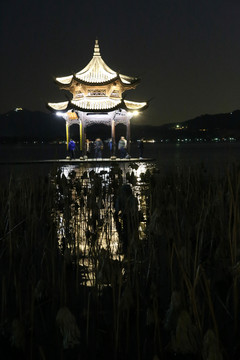 西湖集贤亭夜景