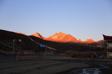 日照金山