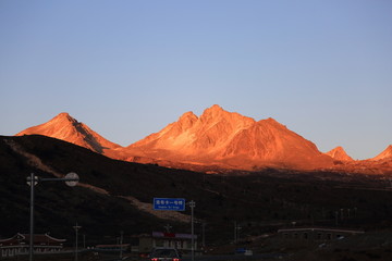 日照金山