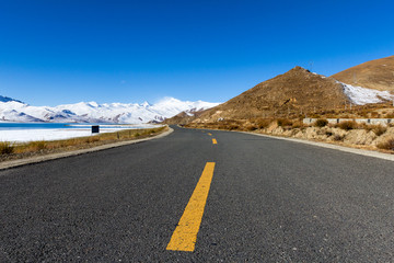 西藏羊湖道路