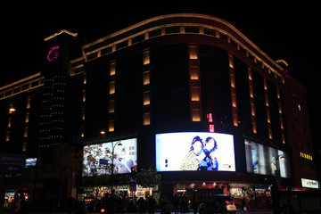 杭州湖滨步行街夜景