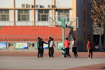 学校体育课 打篮球