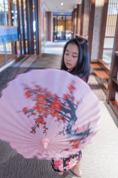 拿油纸伞的女孩