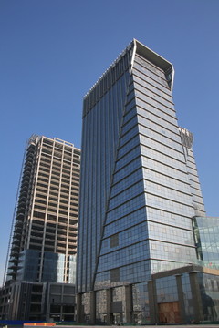 仰視玻璃幕墻的在建大廈