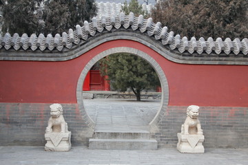 红墙圆拱门