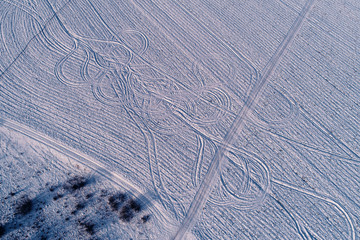 田野雪景 车辙图案 航拍