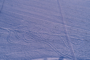 田野雪景车辙图案 航拍