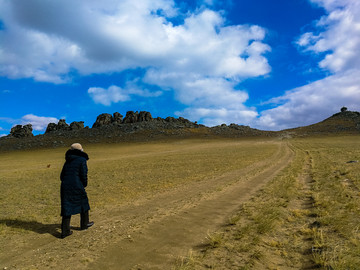 草原上登山的老人