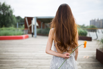 拿着一枝花的美女