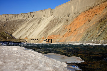 河水與峽谷