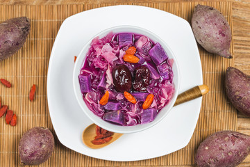 紫薯炖银耳汤