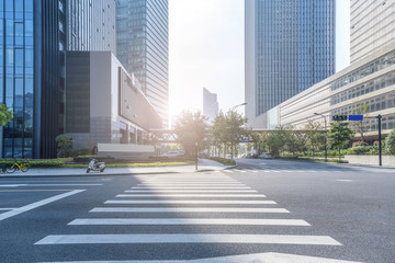 城市道路摩天大楼