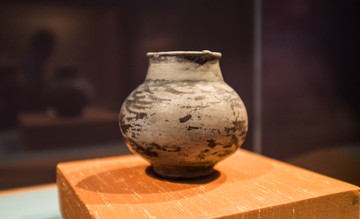 良渚文化彩绘陶罐