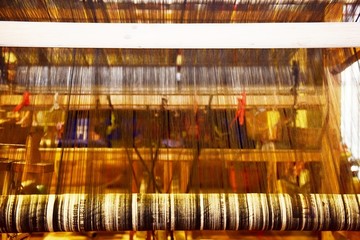 传统织布机织布