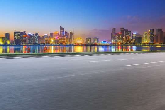 前景為瀝青道路的杭州錢江新城