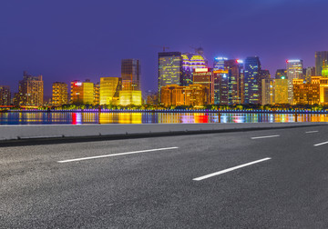 城市道路夜景摩天大楼