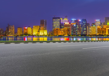 沥青道路夜摩天大楼天际线