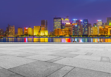 城市廣場夜景摩天大樓