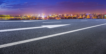 城市道路夜景摩天大楼