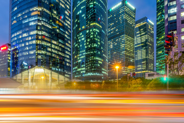 陆家嘴城市道路夜景和模糊的车灯