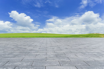 蓝天白云下的草原和广场地砖