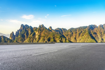 城市道路广场砖 和远山