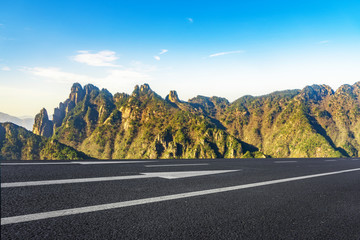 城市道路广场砖 和远山