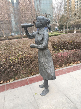 少女喝水雕塑