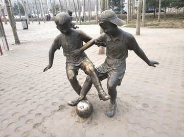 踢足球铜雕