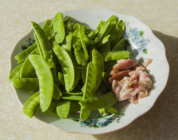 一盘猪肉炒荷兰豆半成品